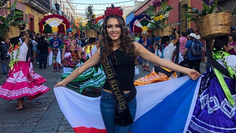 Česká brunetka ovládla mezinárodní soutěž krásy v Mexiku